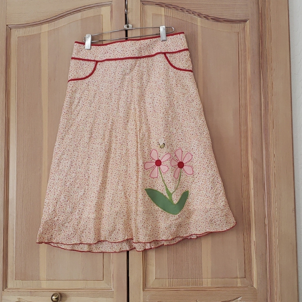 skirt with 2 flowers in a honeybee.
